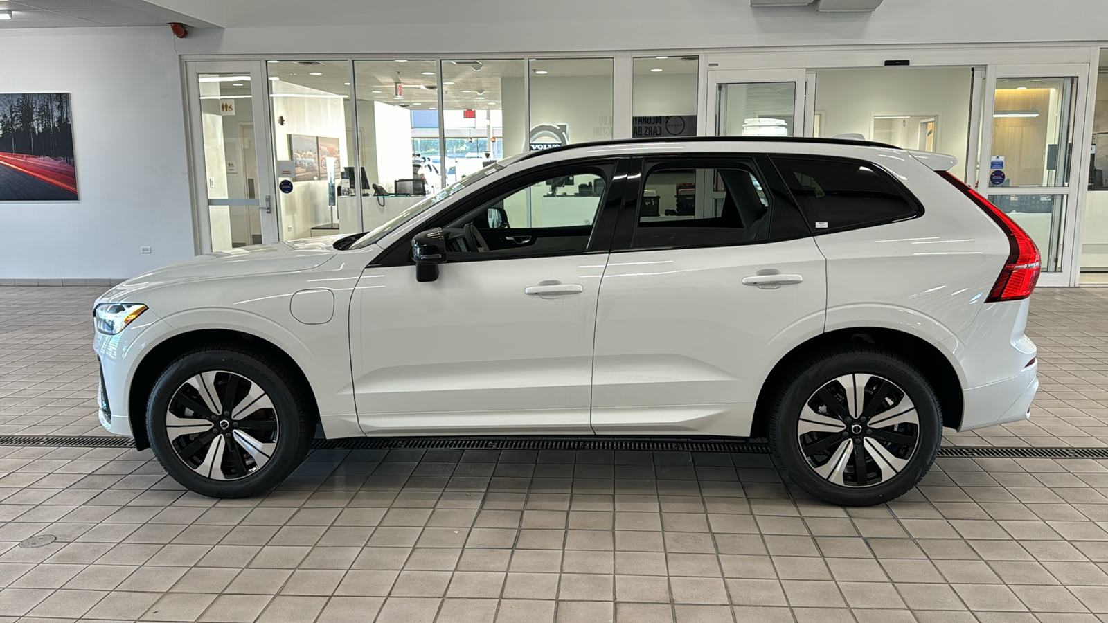 2024 Volvo XC60 Recharge Plug-In Hybrid Core Dark Theme 8