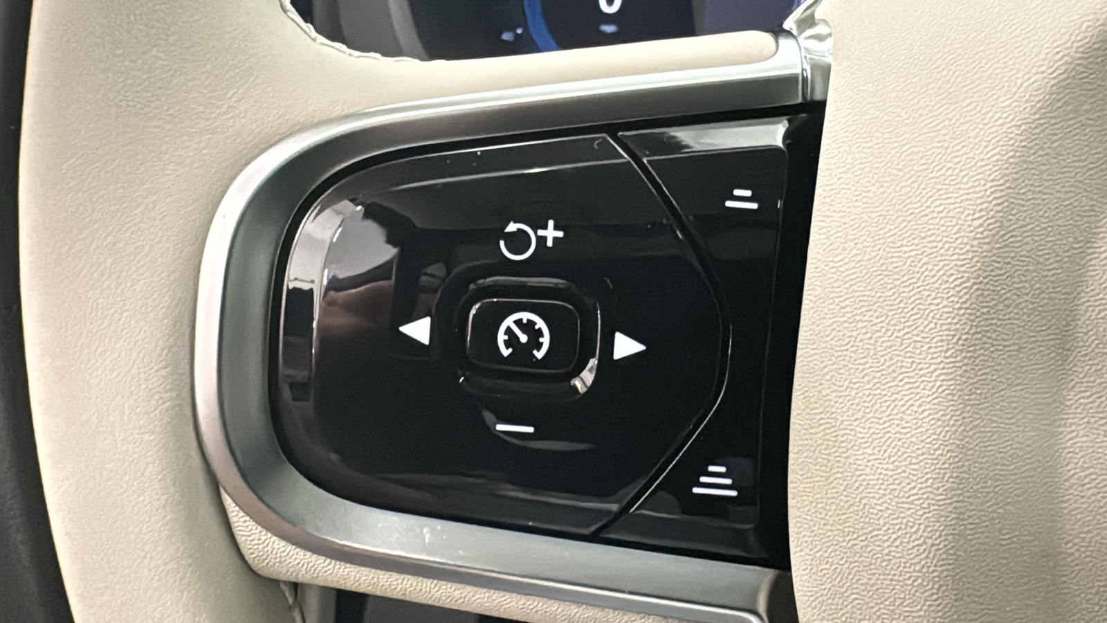 2024 Volvo XC60 Recharge Plug-In Hybrid Core Dark Theme 13