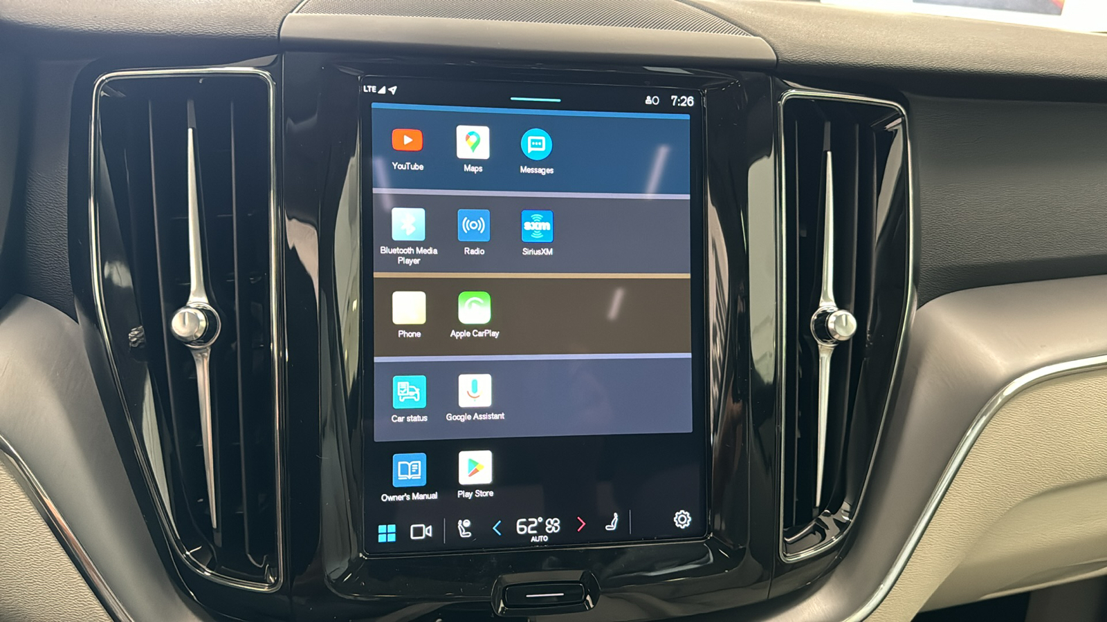 2024 Volvo XC60 Recharge Plug-In Hybrid Core Dark Theme 18