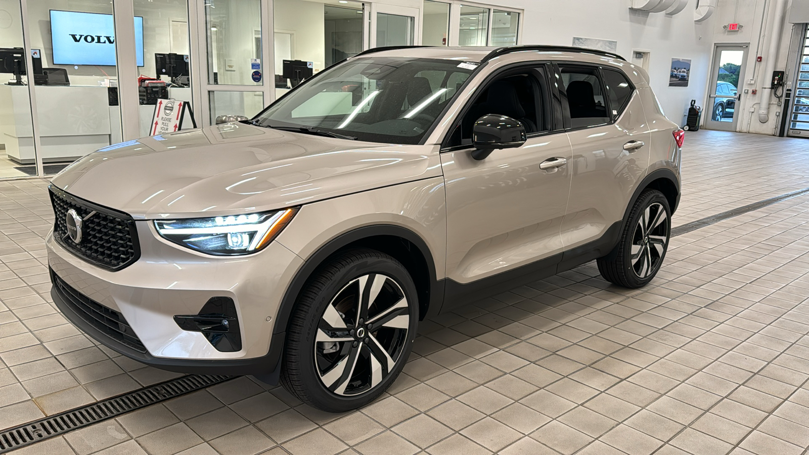 2024 Volvo XC40 Plus Dark Theme 9