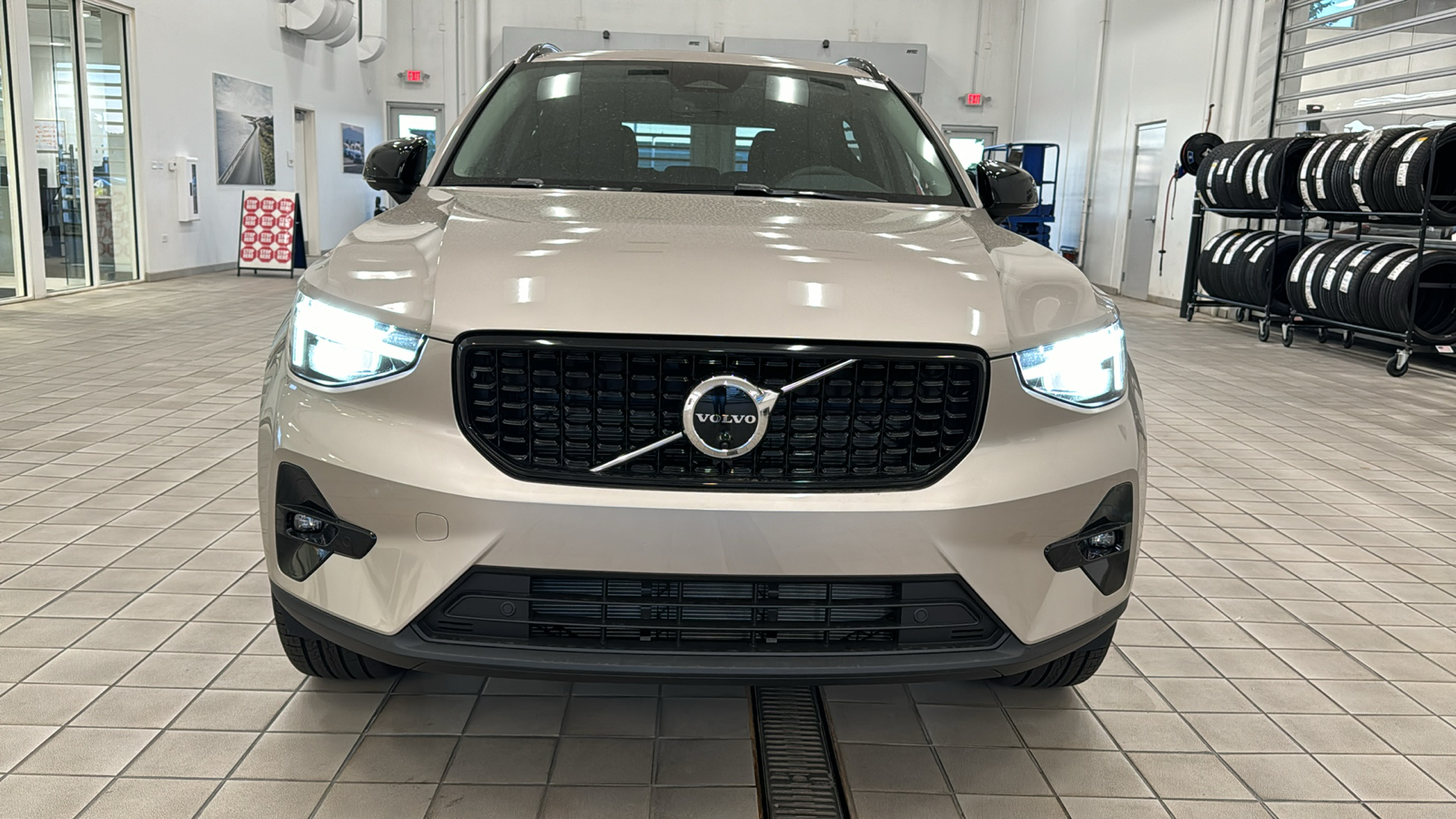 2024 Volvo XC40 Plus Dark Theme 10