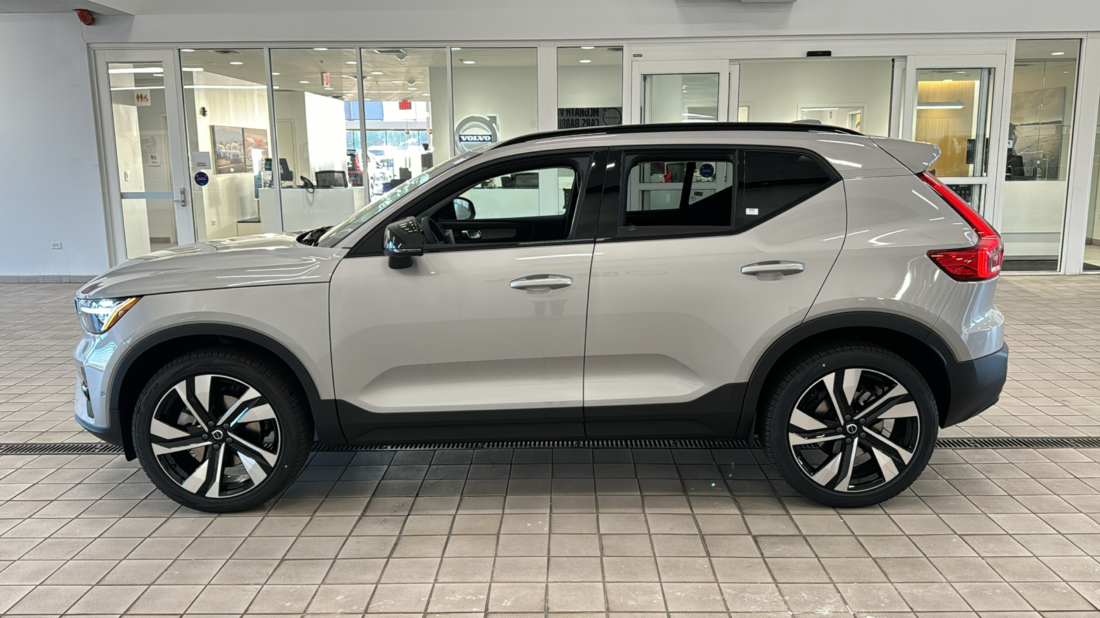 2024 Volvo XC40 Plus Dark Theme 8