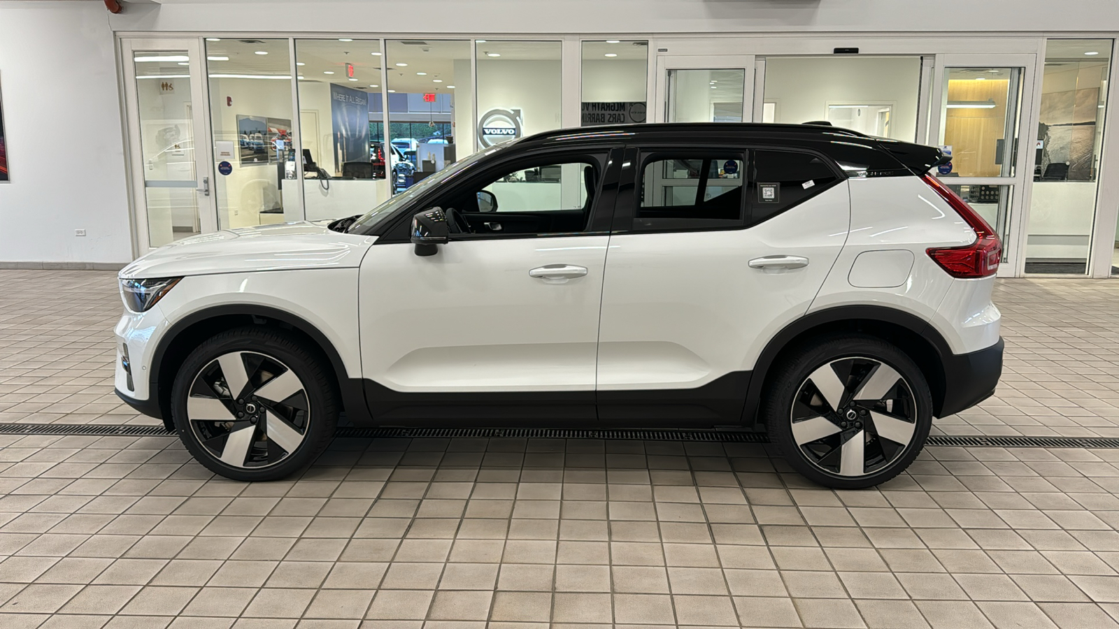 2024 Volvo XC40 Recharge Pure Electric Plus 8