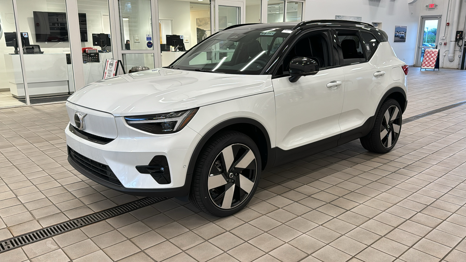 2024 Volvo XC40 Recharge Pure Electric Plus 9