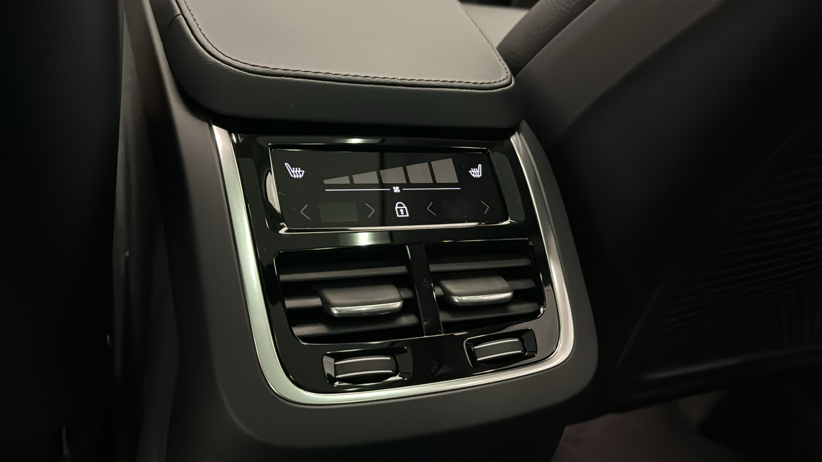 2024 Volvo XC90 Recharge Plug-In Hybrid Plus Bright Theme 28