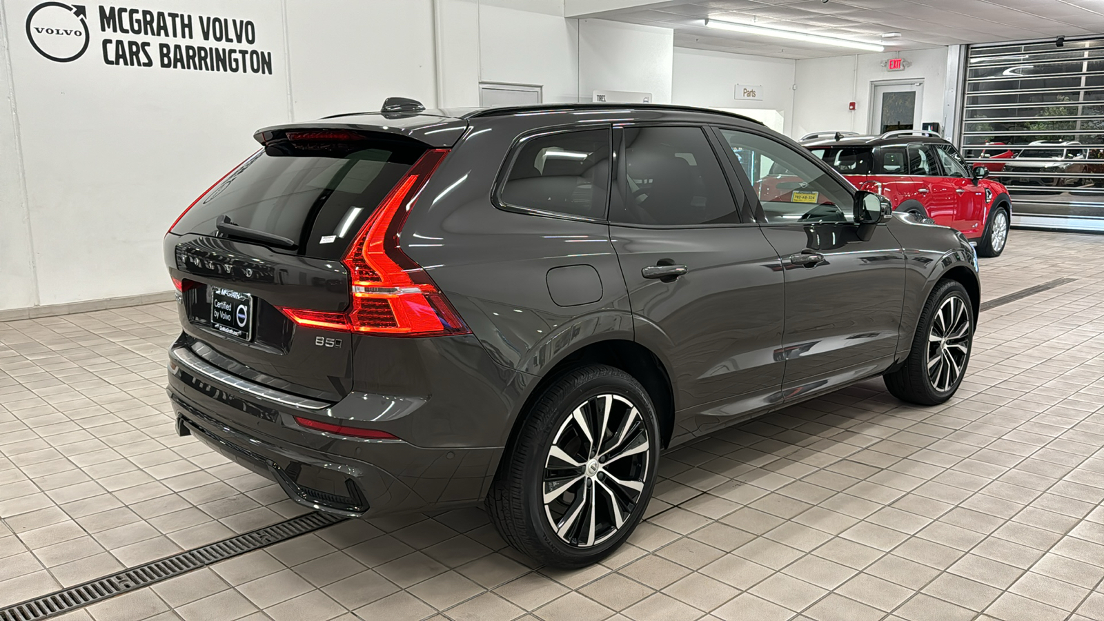 2023 Volvo XC60 Plus Dark Theme 4