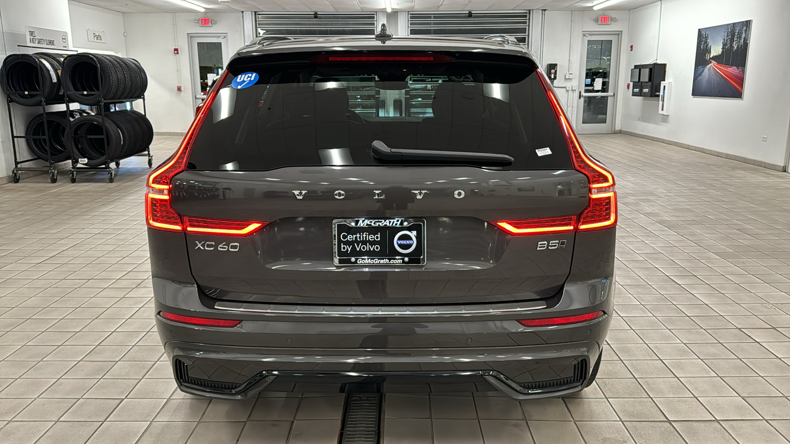 2023 Volvo XC60 Plus Dark Theme 5