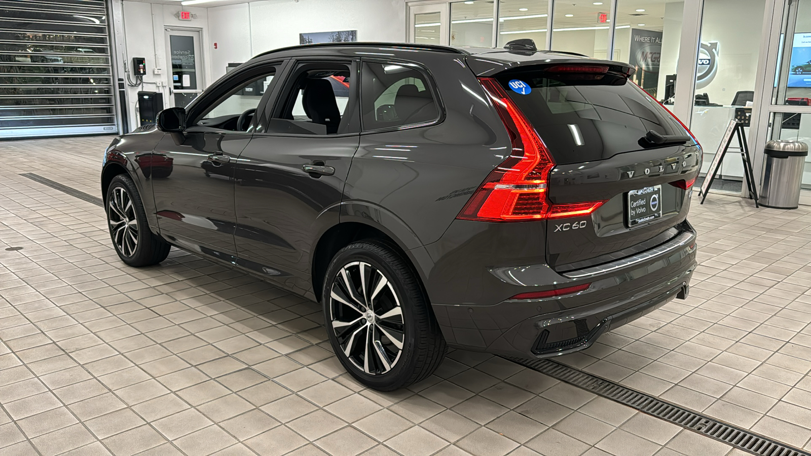 2023 Volvo XC60 Plus Dark Theme 6