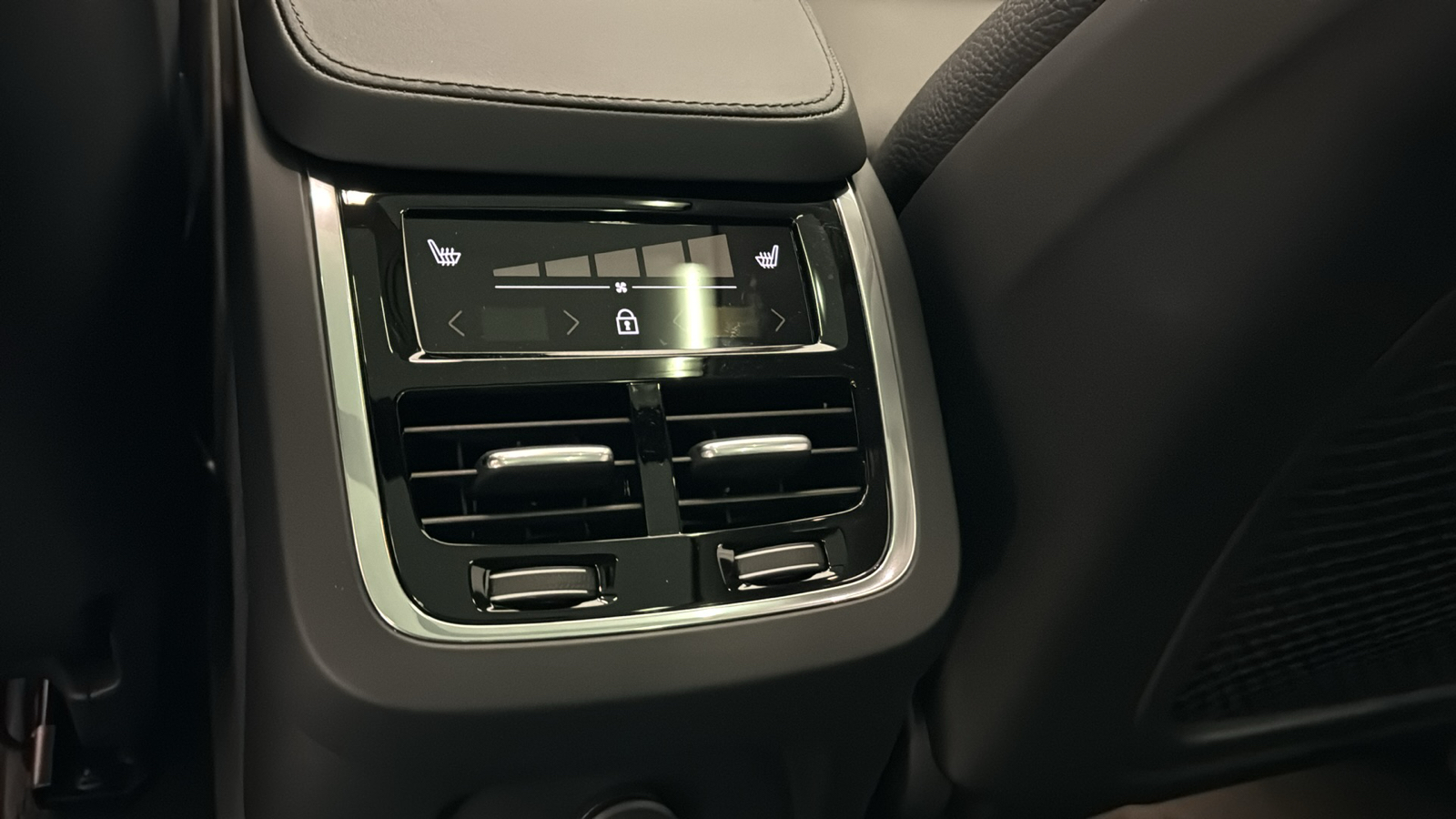 2024 Volvo XC90 Recharge Plug-In Hybrid Plus Bright Theme 28