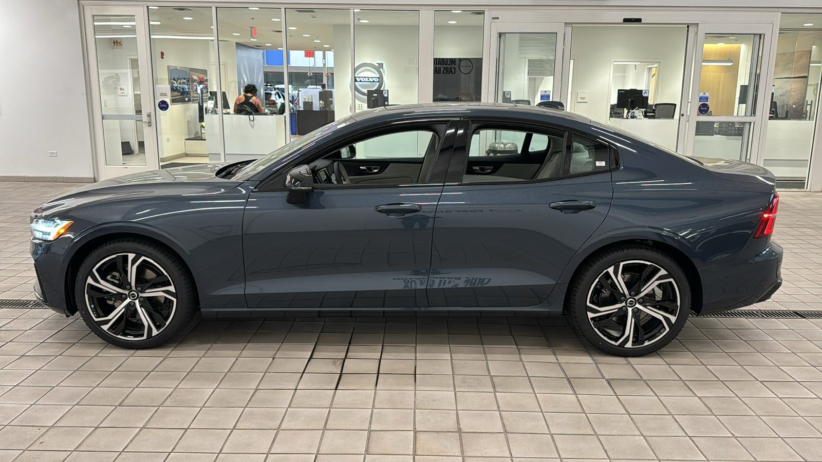 2024 Volvo S60 Plus Dark Theme 8