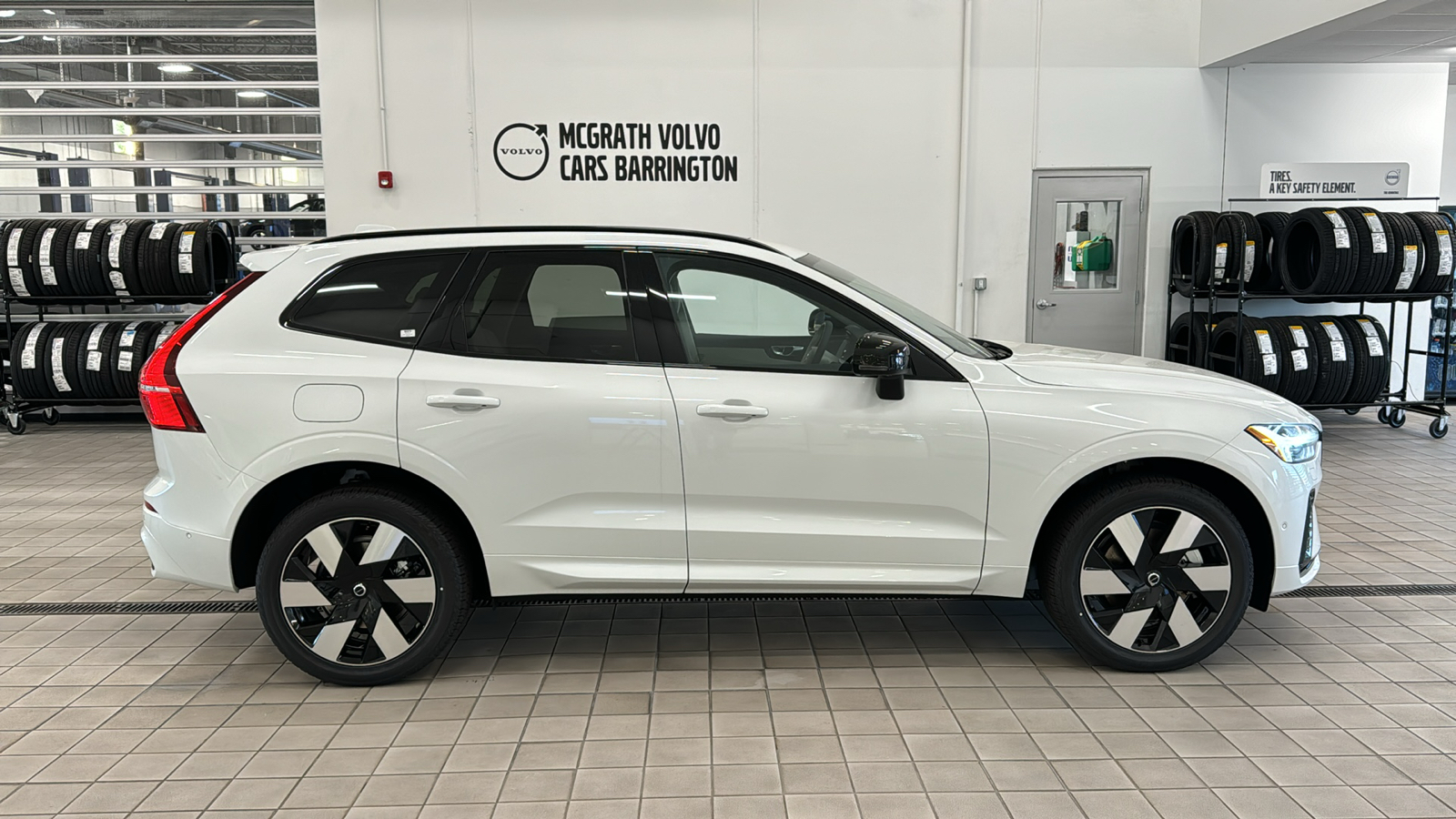 2024 Volvo XC60 Recharge Plug-In Hybrid Plus Dark Theme 4