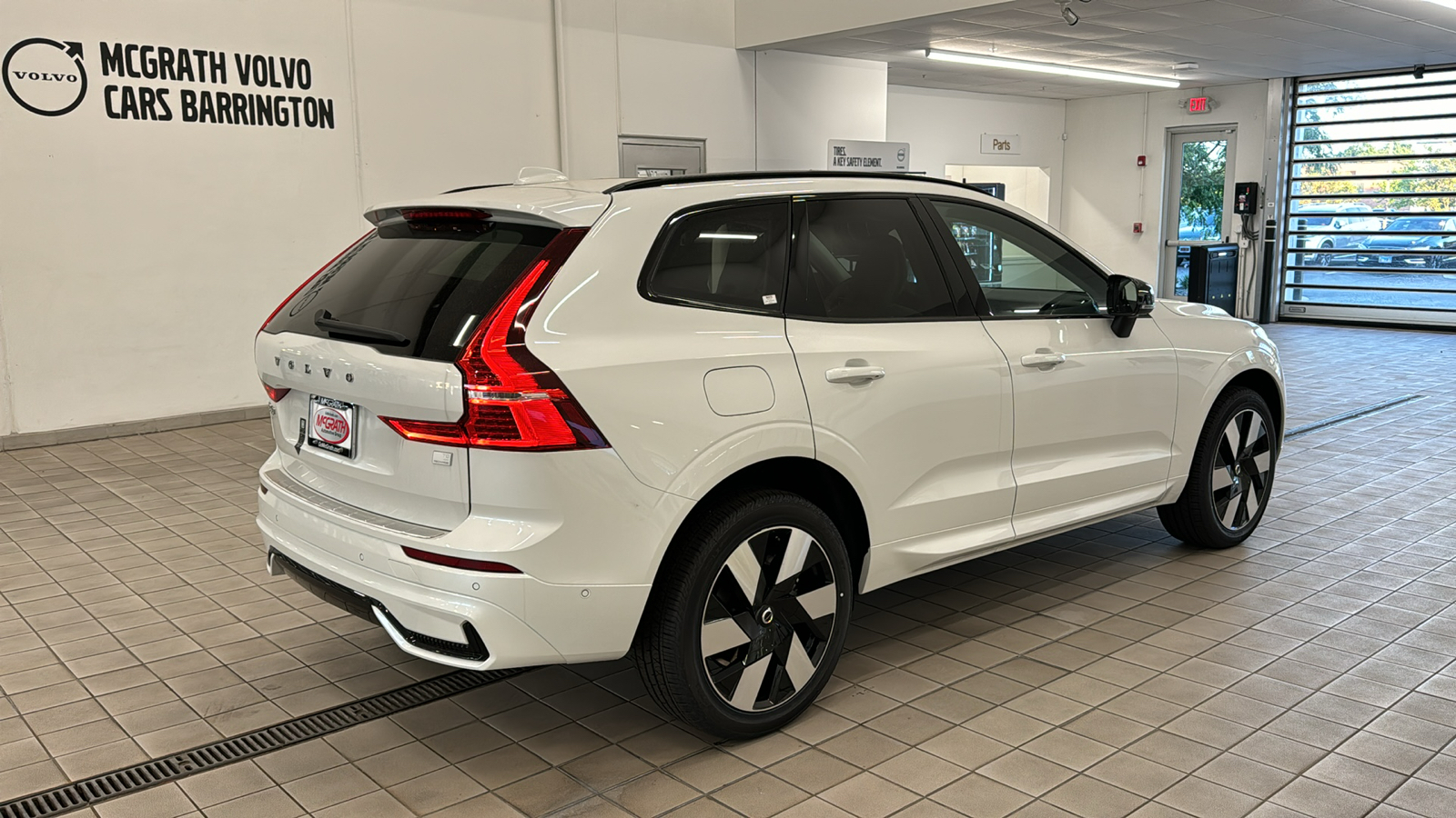 2024 Volvo XC60 Recharge Plug-In Hybrid Plus Dark Theme 5