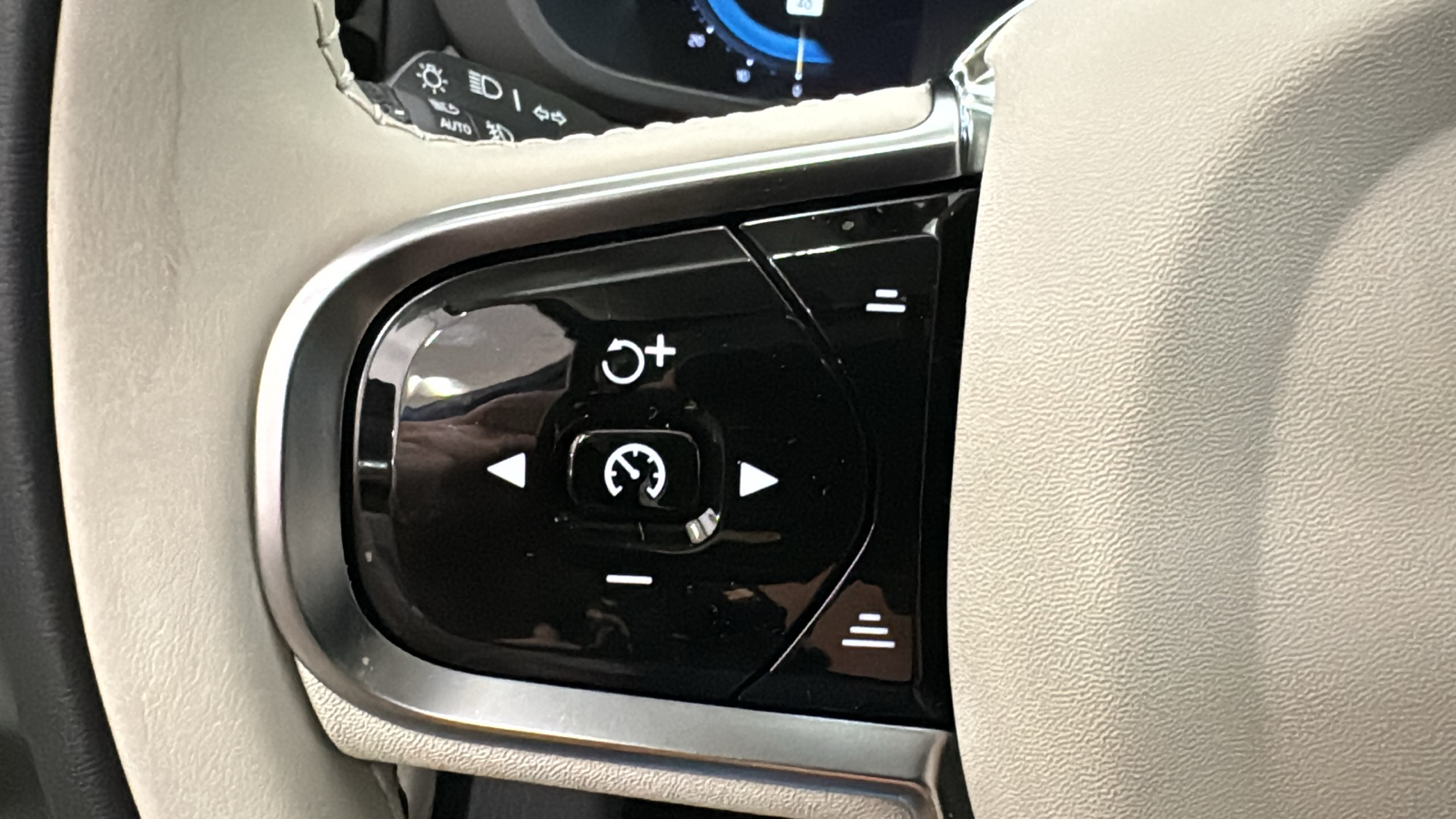 2024 Volvo XC60 Recharge Plug-In Hybrid Plus Dark Theme 13