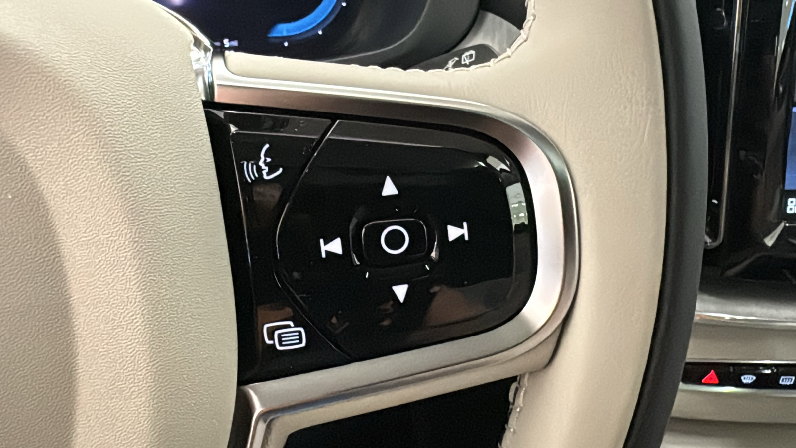 2024 Volvo XC60 Recharge Plug-In Hybrid Plus Dark Theme 14