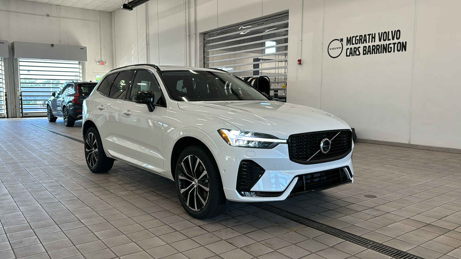 2024 Volvo XC60 Plus Dark Theme 3