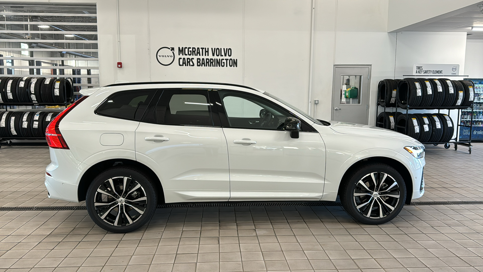 2024 Volvo XC60 Plus Dark Theme 4