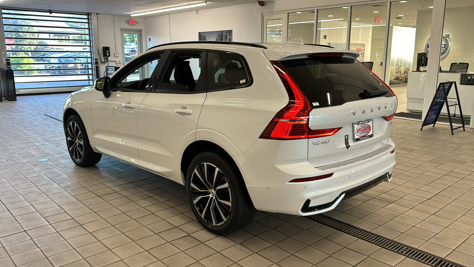 2024 Volvo XC60 Plus Dark Theme 7