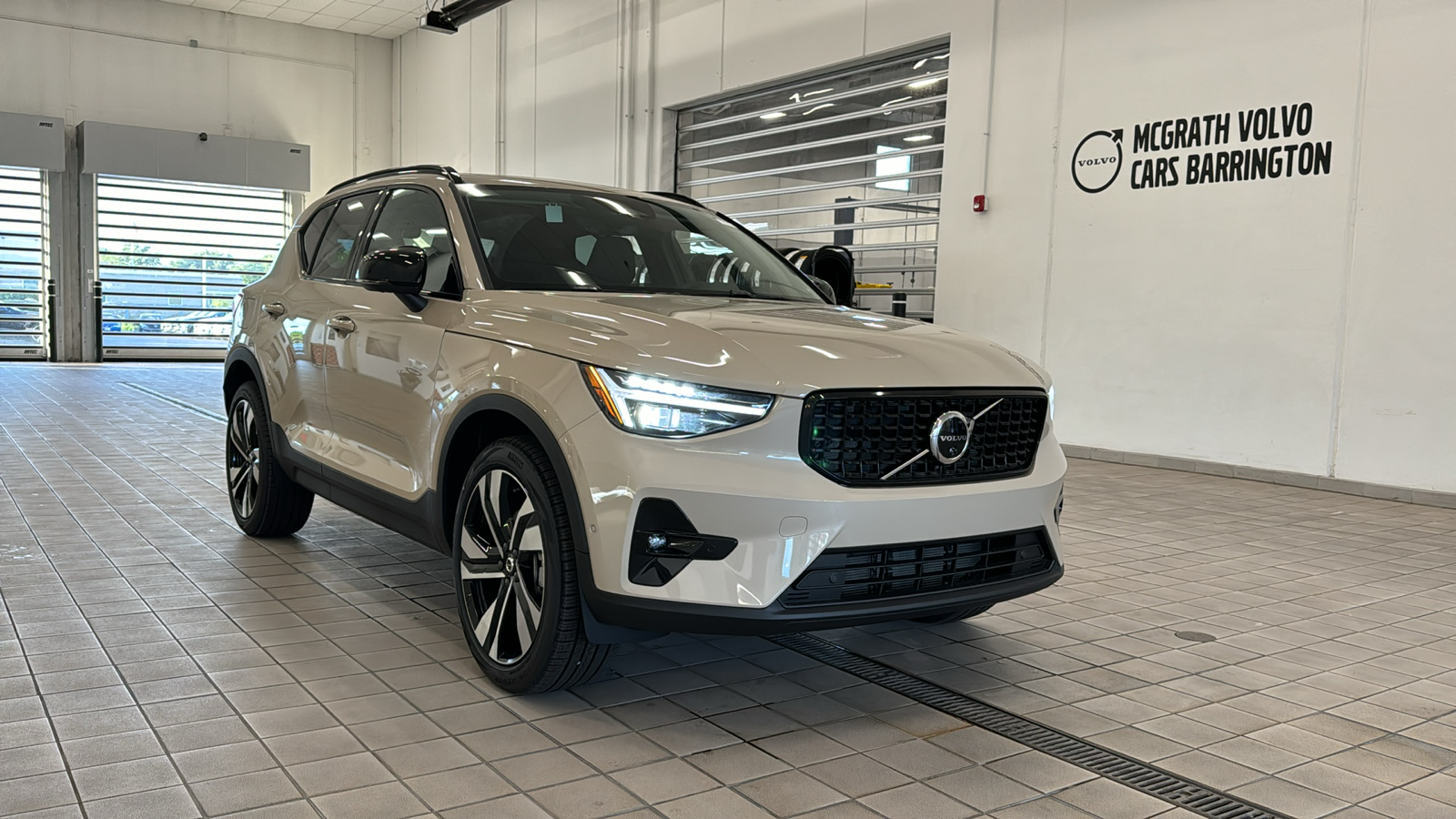 2025 Volvo XC40 Plus Dark Theme 2