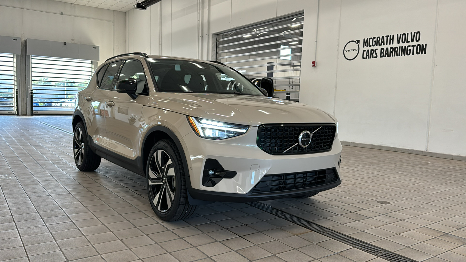 2025 Volvo XC40 Plus Dark Theme 3