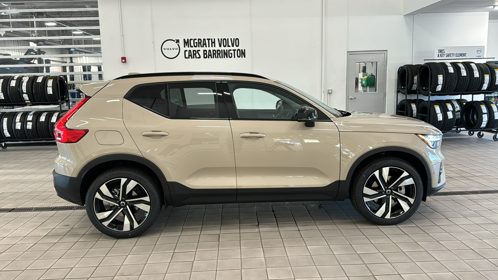 2025 Volvo XC40 Plus Dark Theme 4