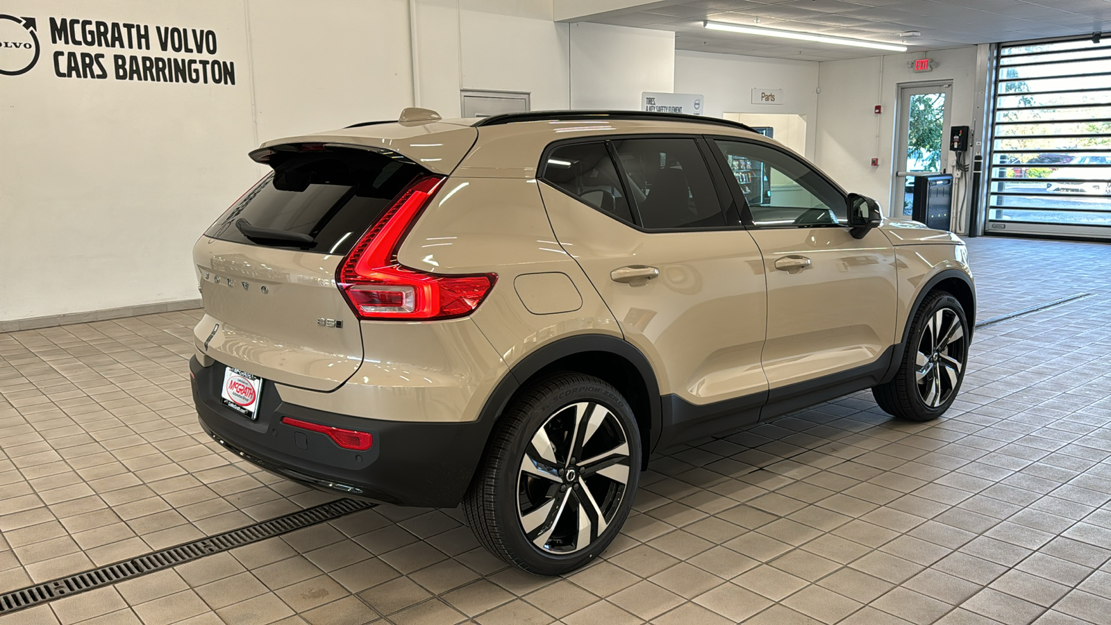 2025 Volvo XC40 Plus Dark Theme 5