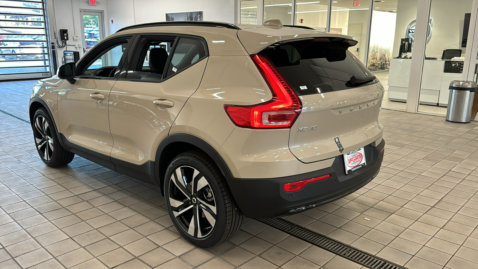 2025 Volvo XC40 Plus Dark Theme 7