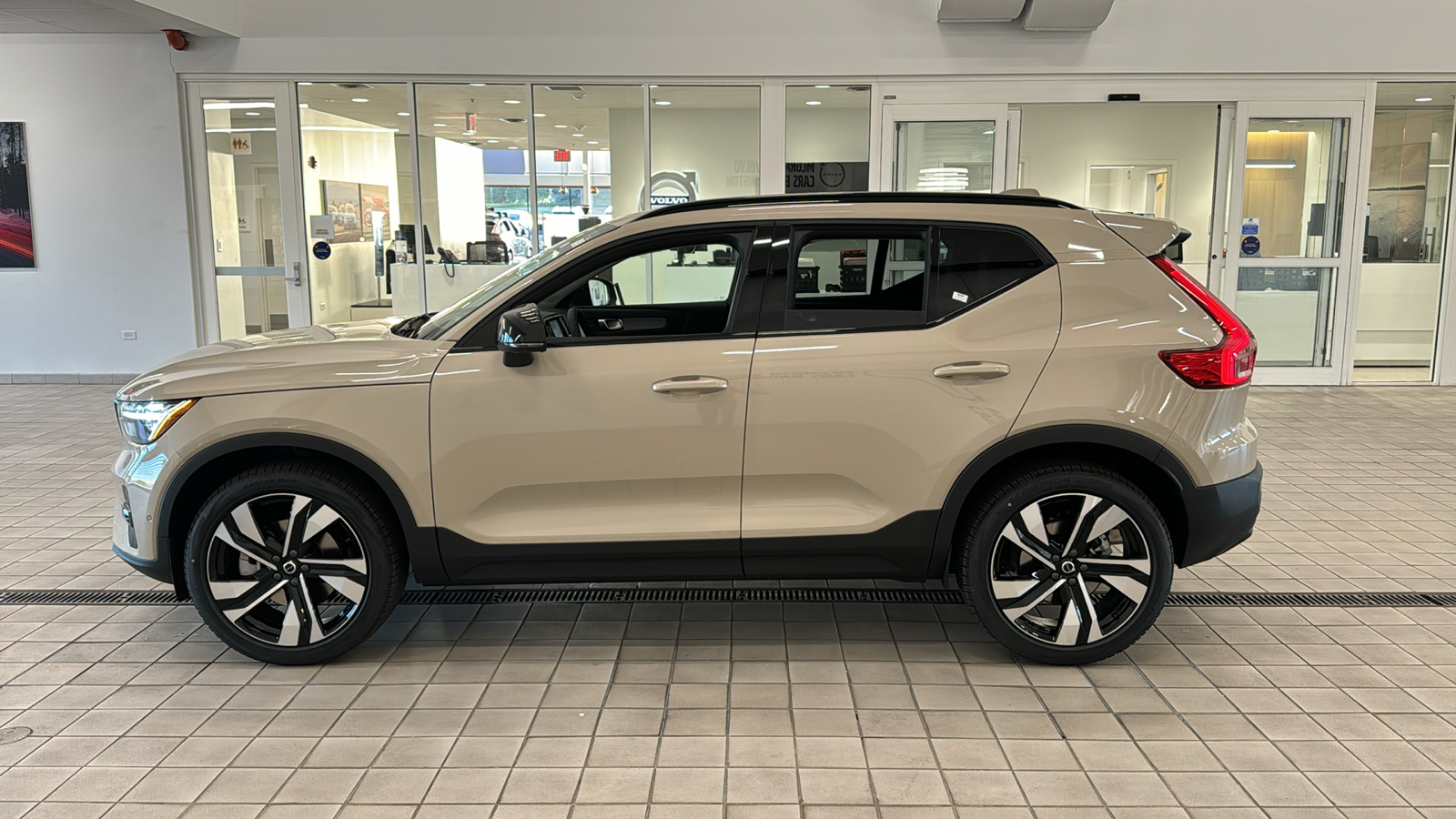 2025 Volvo XC40 Plus Dark Theme 8