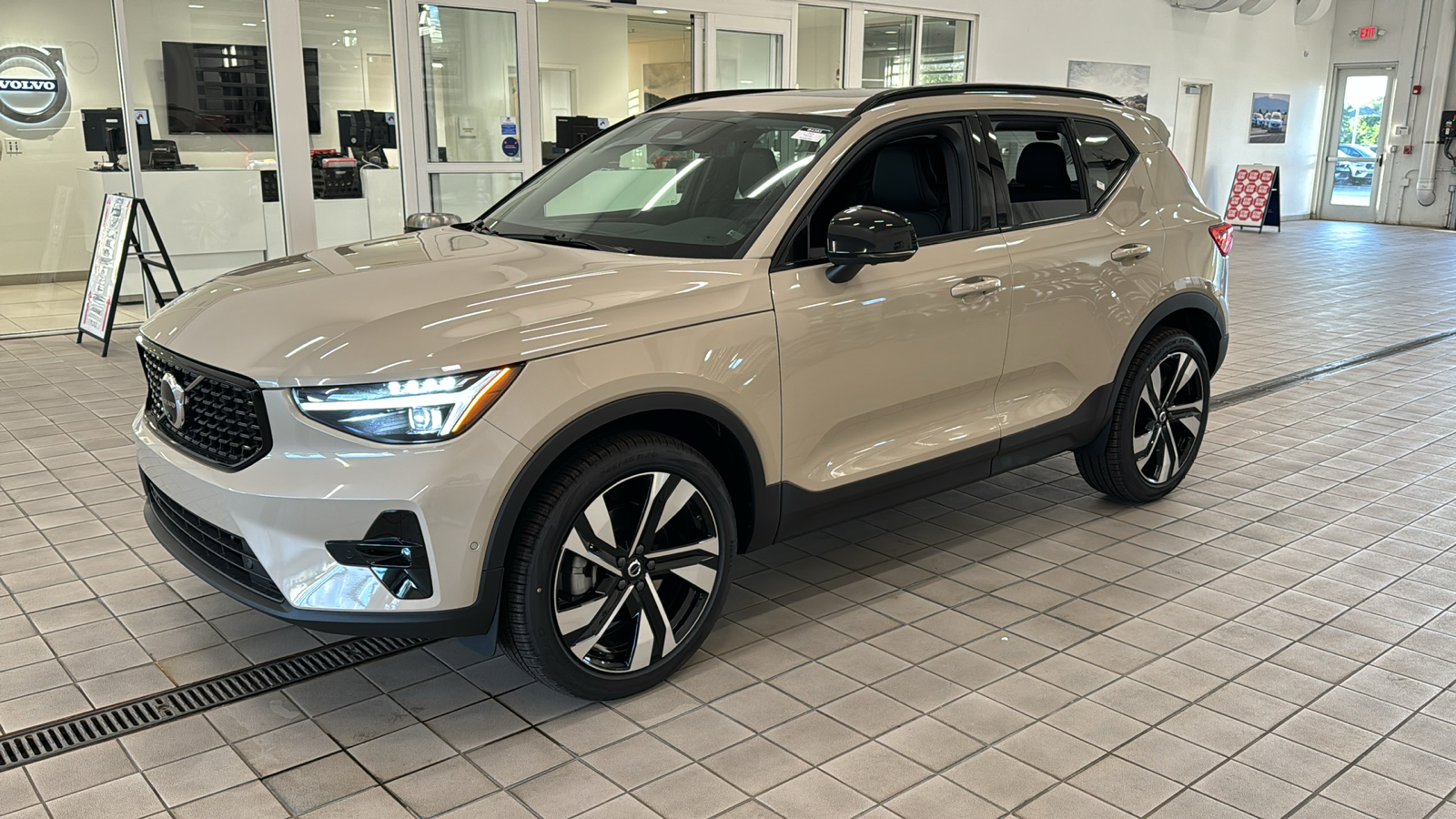 2025 Volvo XC40 Plus Dark Theme 9