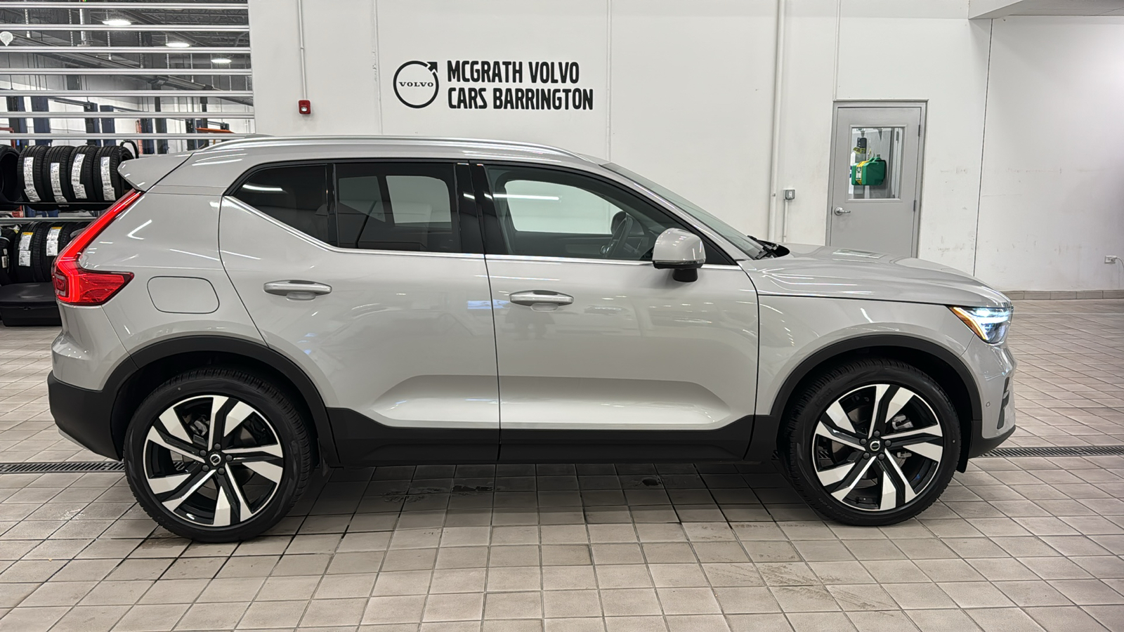 2025 Volvo XC40 Plus Bright Theme 3