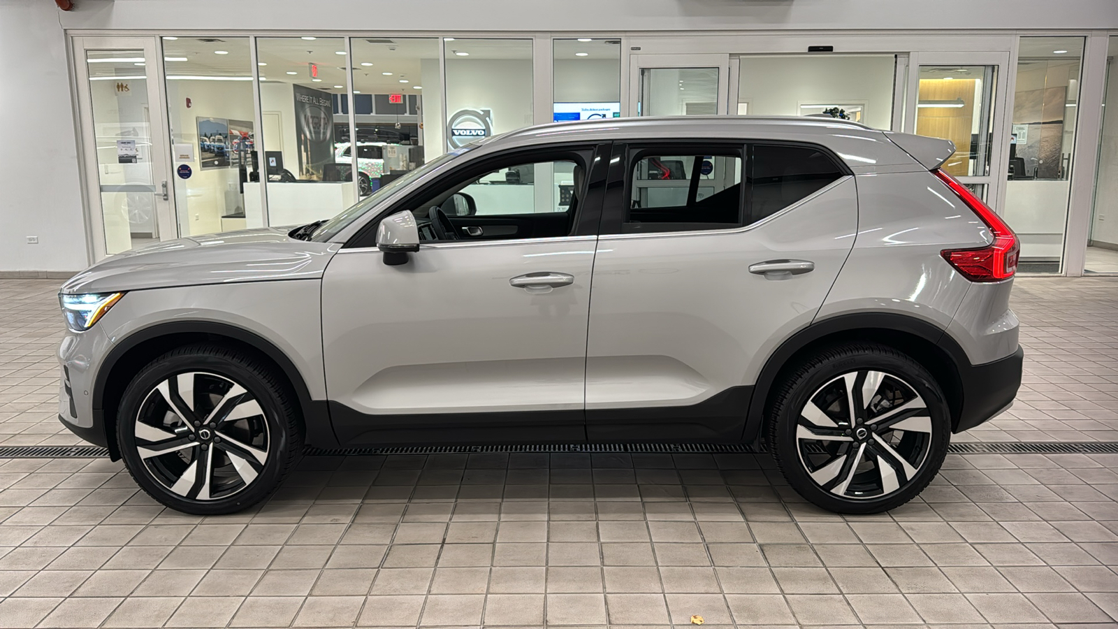 2025 Volvo XC40 Plus Bright Theme 7