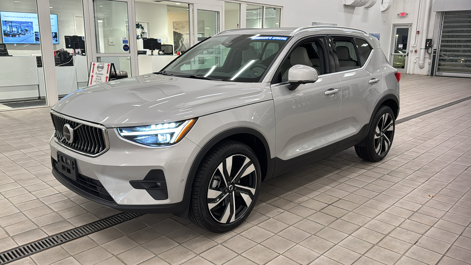 2025 Volvo XC40 Plus Bright Theme 8