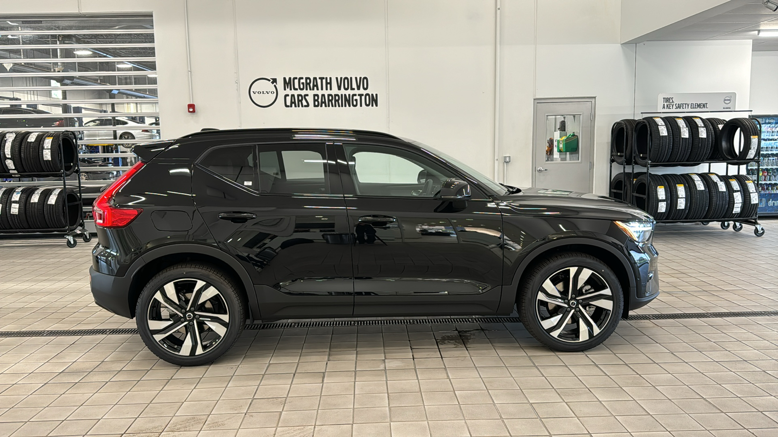 2025 Volvo XC40 Ultra Dark Theme 4