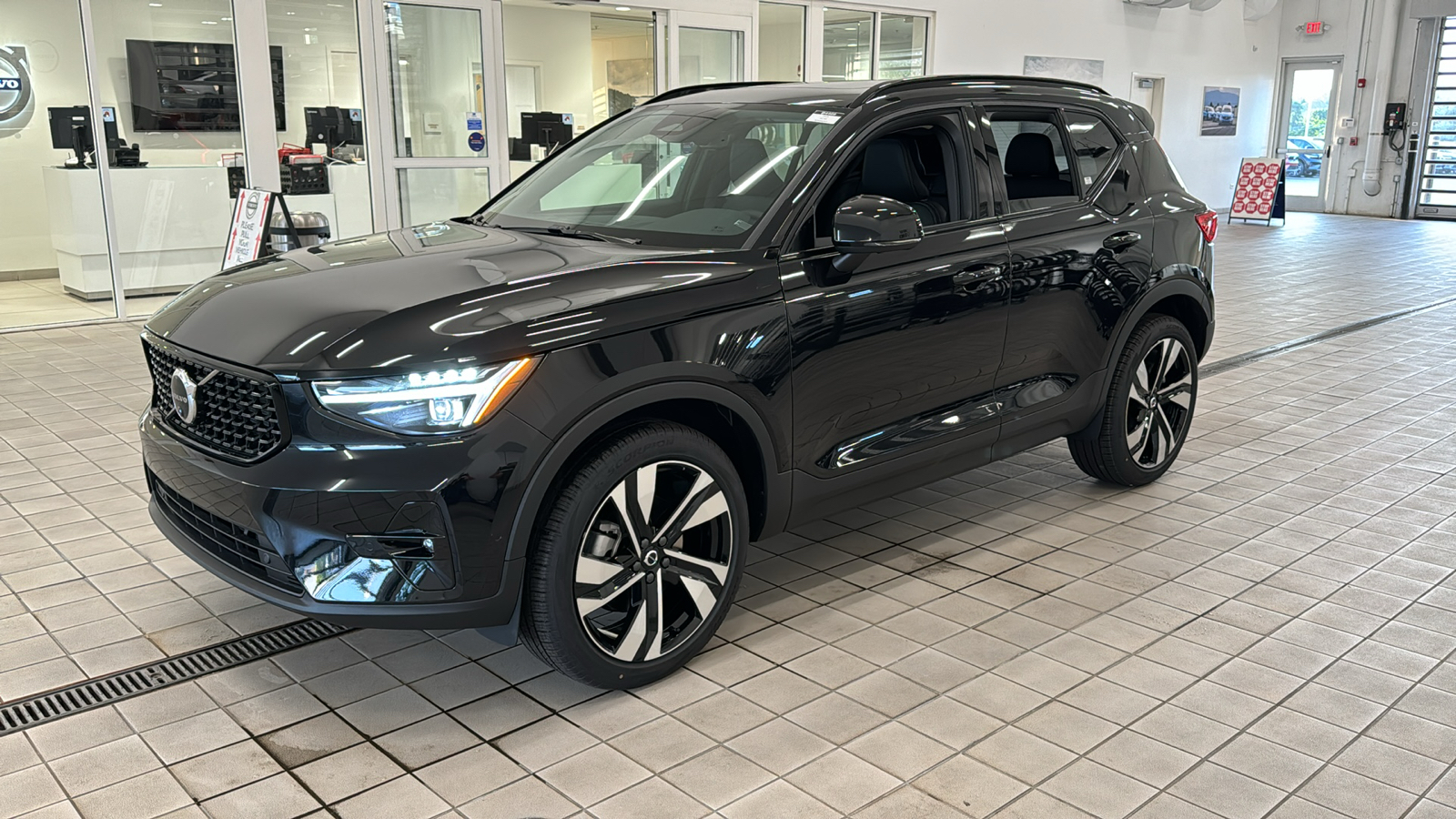 2025 Volvo XC40 Ultra Dark Theme 9