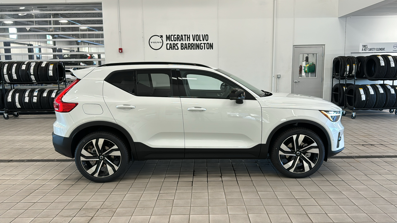 2025 Volvo XC40 Plus Dark Theme 4