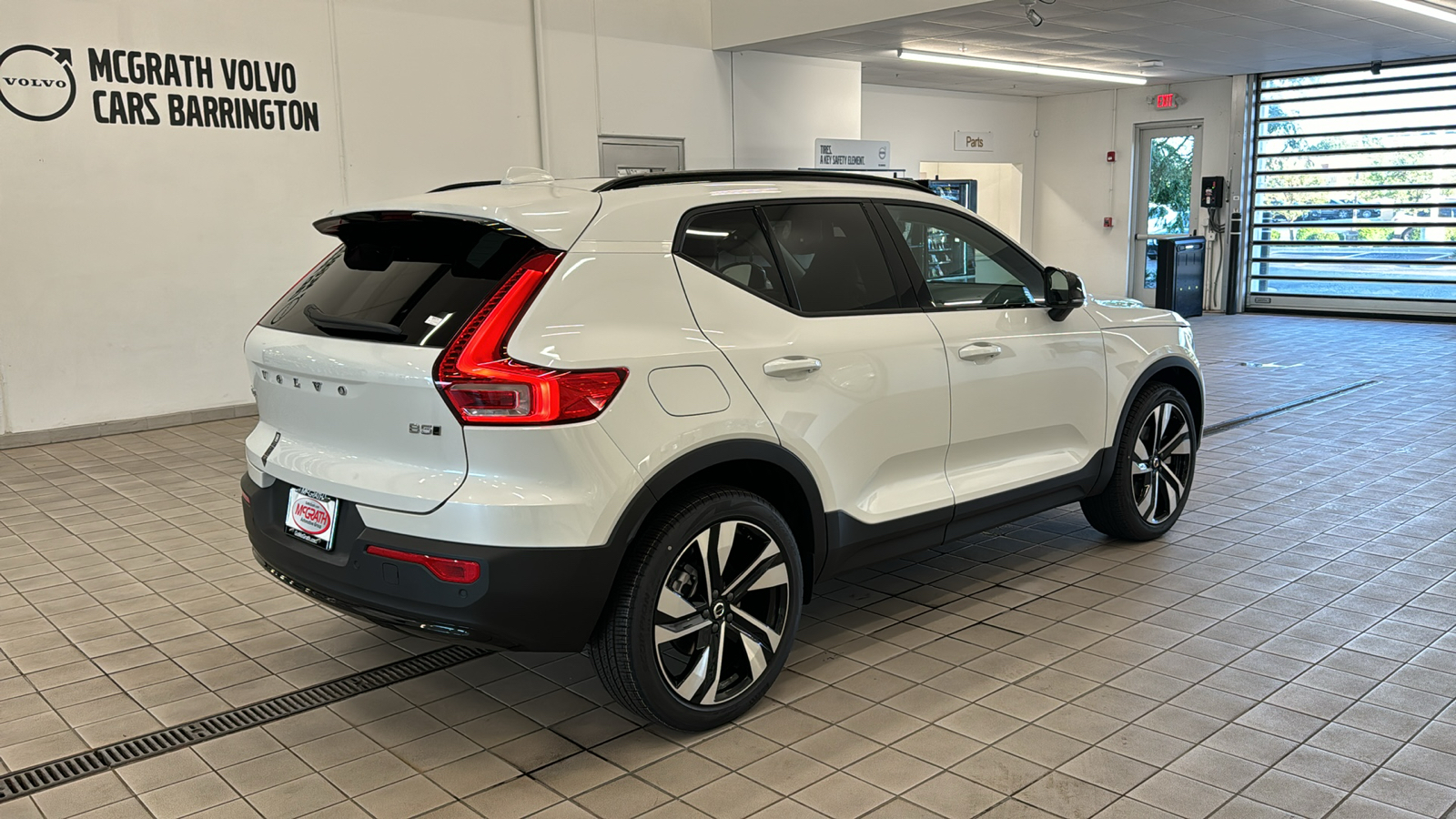 2025 Volvo XC40 Plus Dark Theme 5