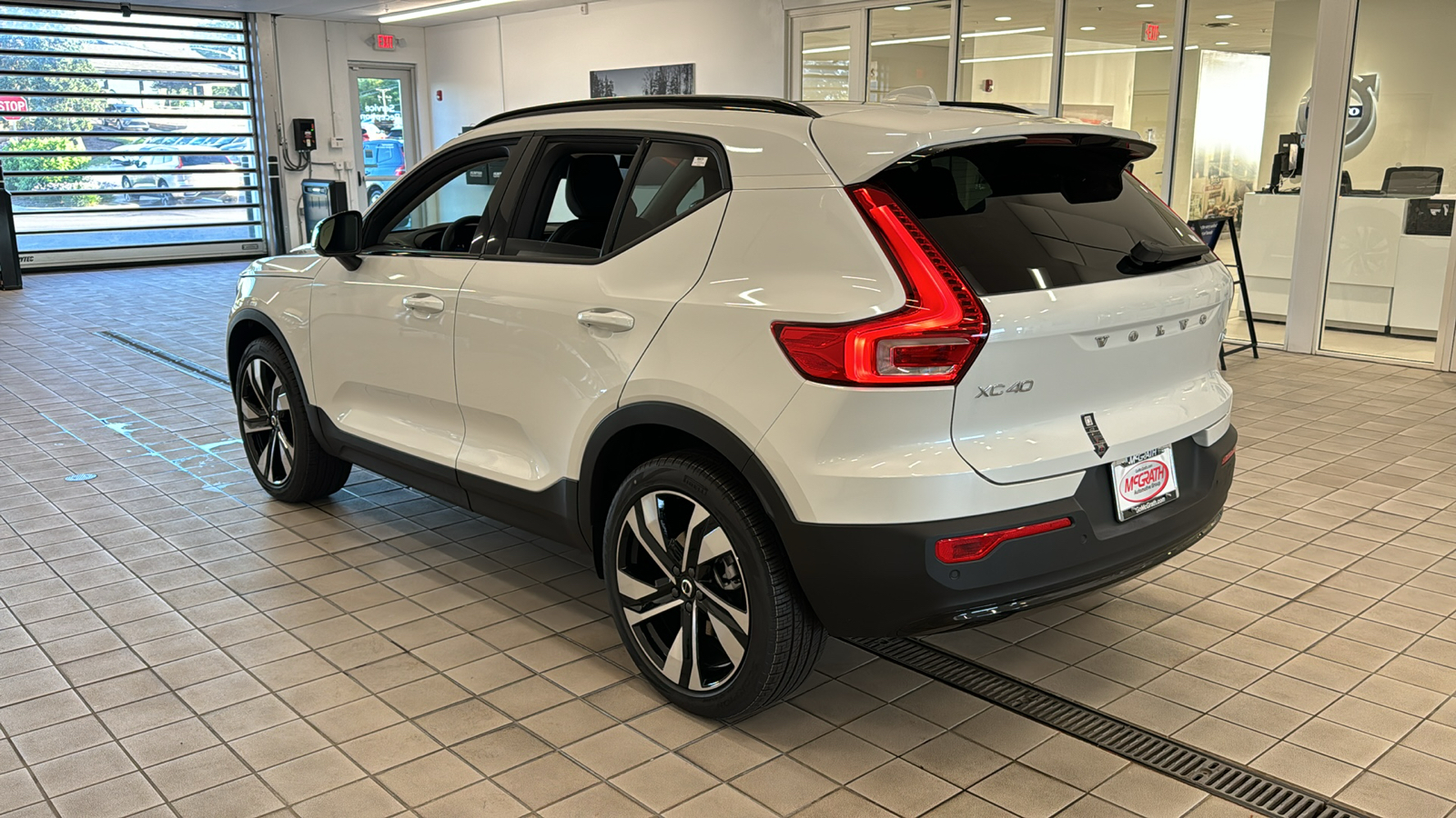 2025 Volvo XC40 Plus Dark Theme 7