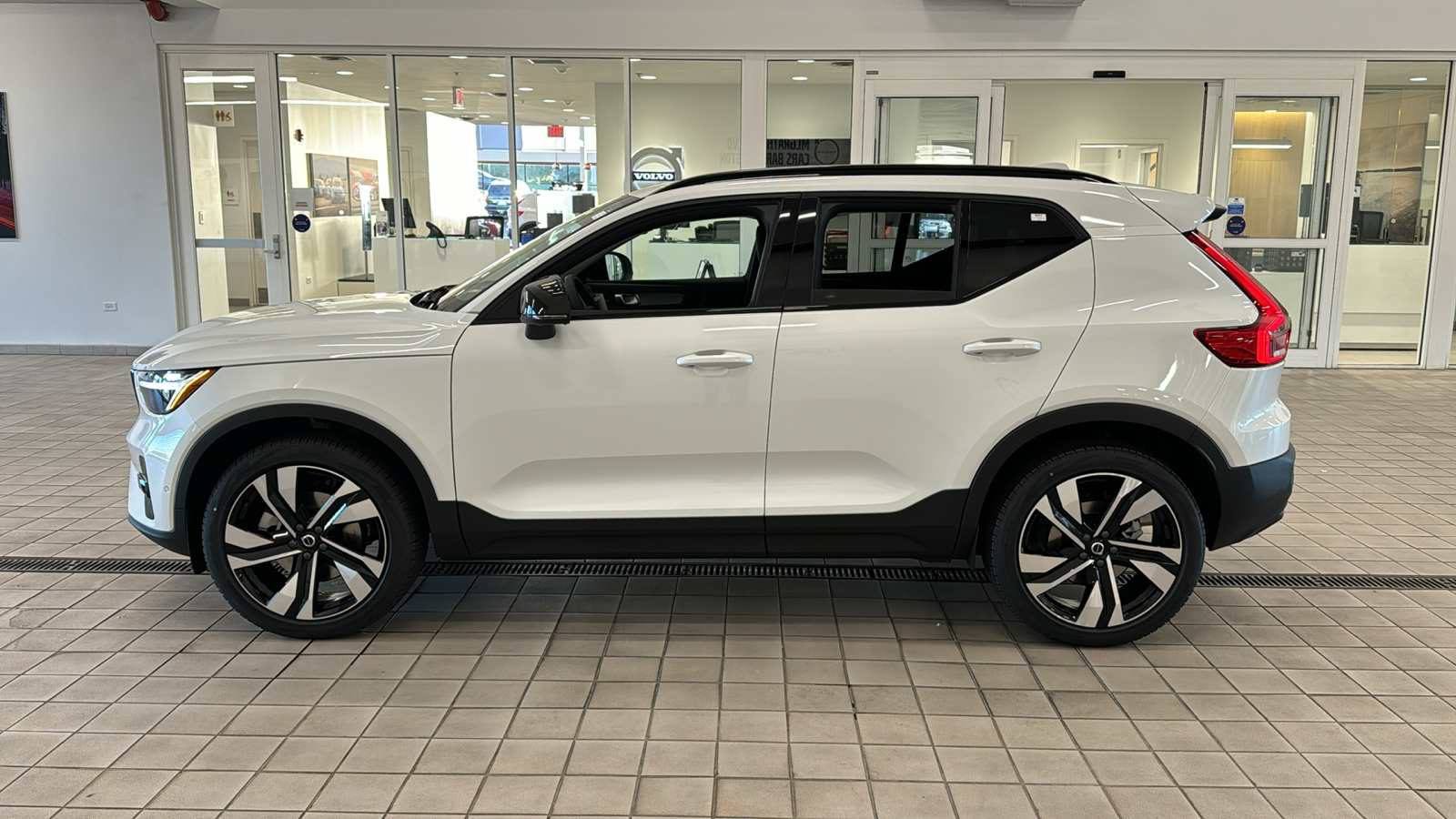 2025 Volvo XC40 Plus Dark Theme 8