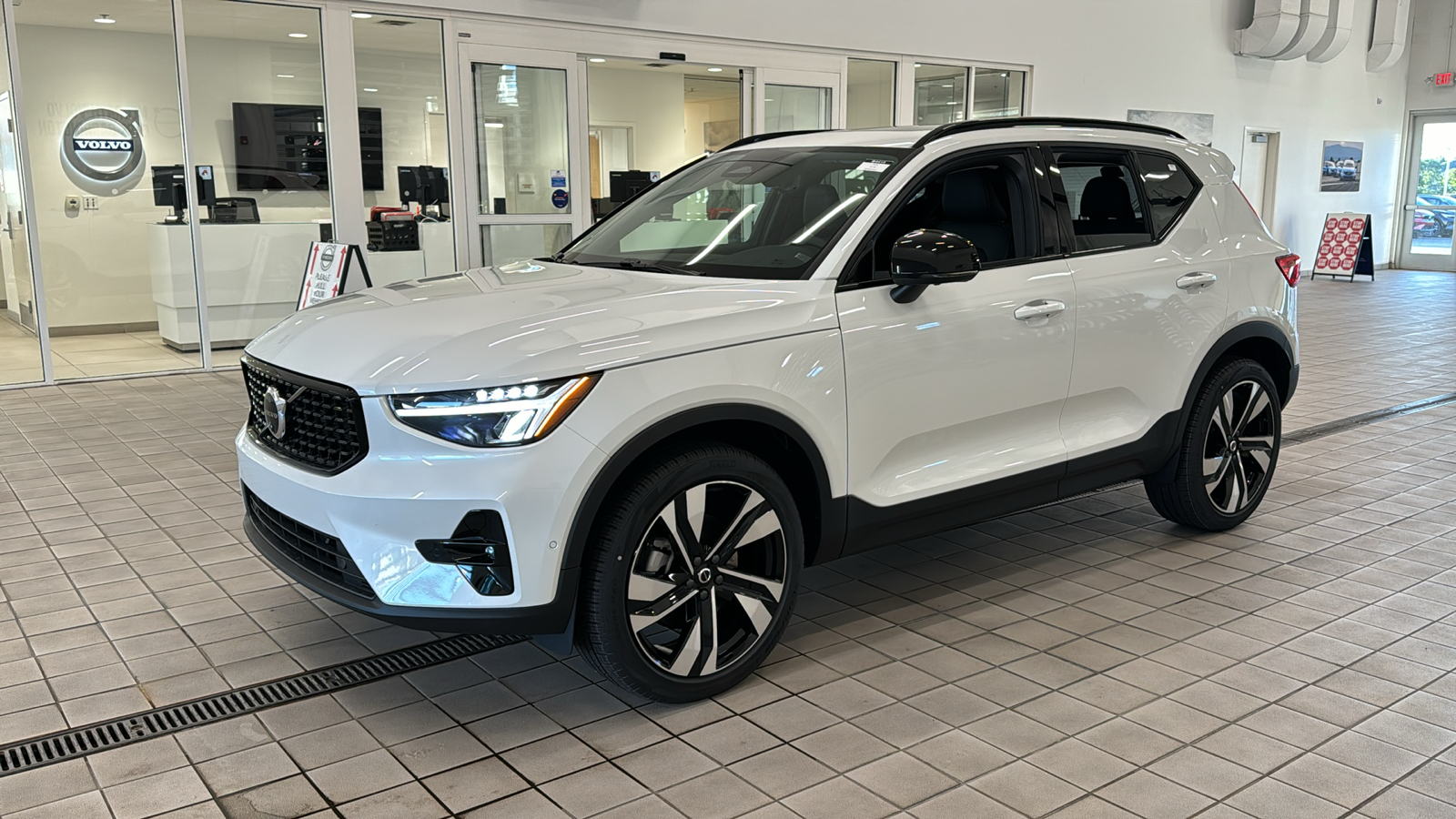 2025 Volvo XC40 Plus Dark Theme 9