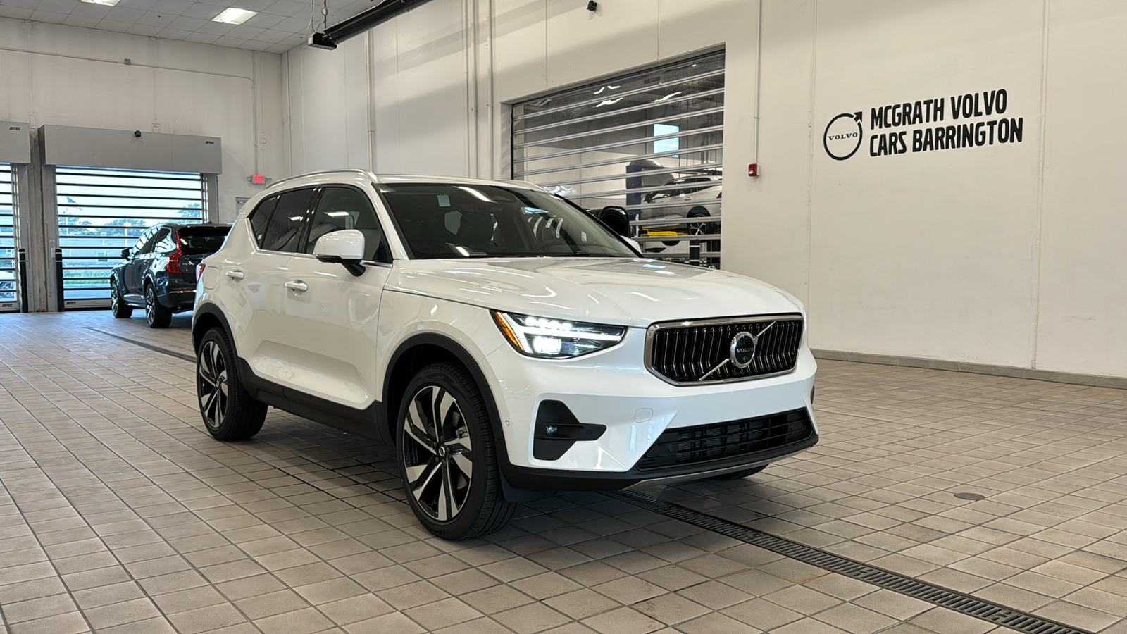 2025 Volvo XC40 Ultra Bright Theme 3