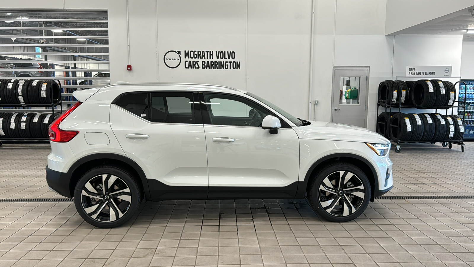 2025 Volvo XC40 Ultra Bright Theme 4