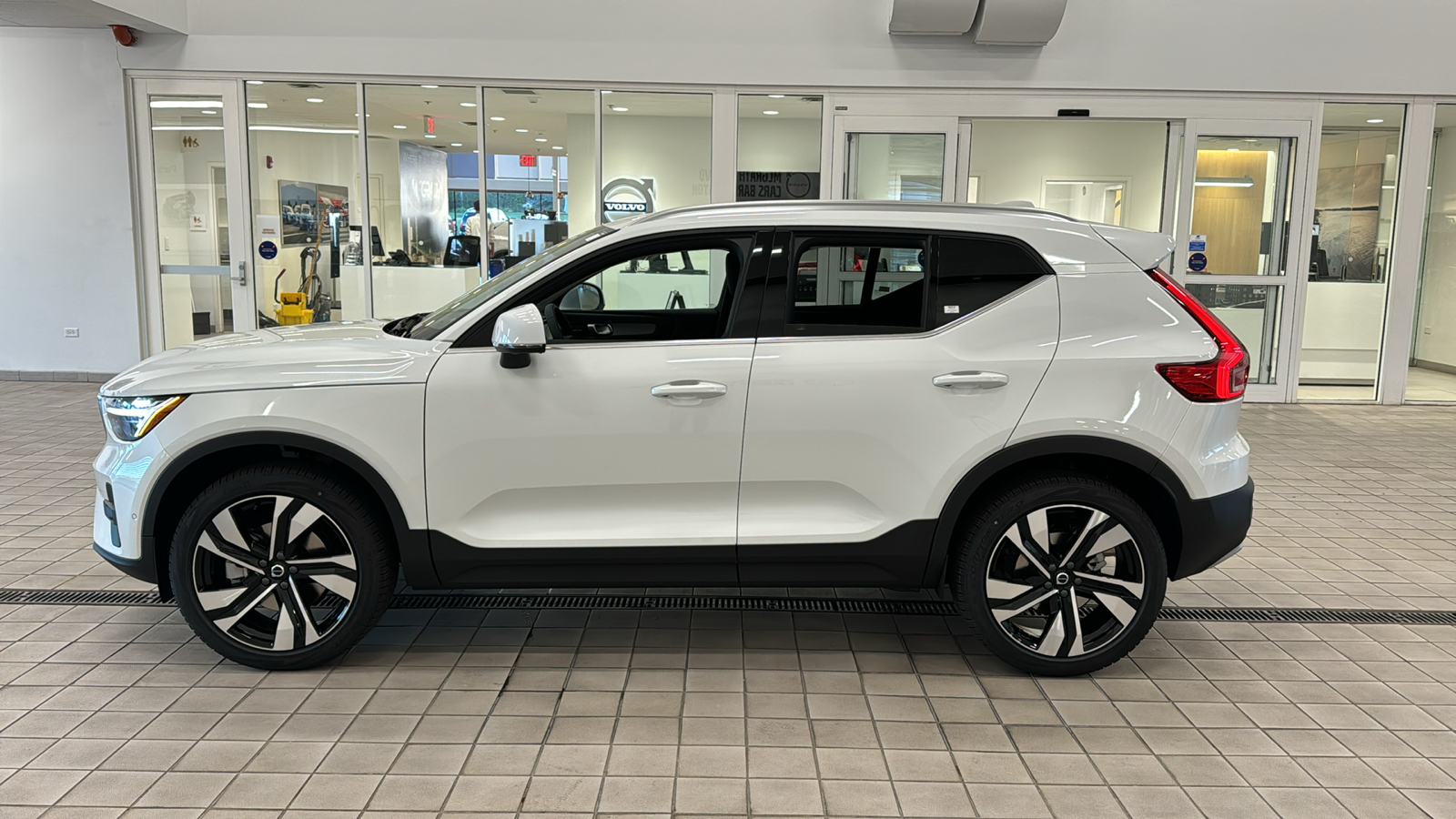 2025 Volvo XC40 Ultra Bright Theme 8