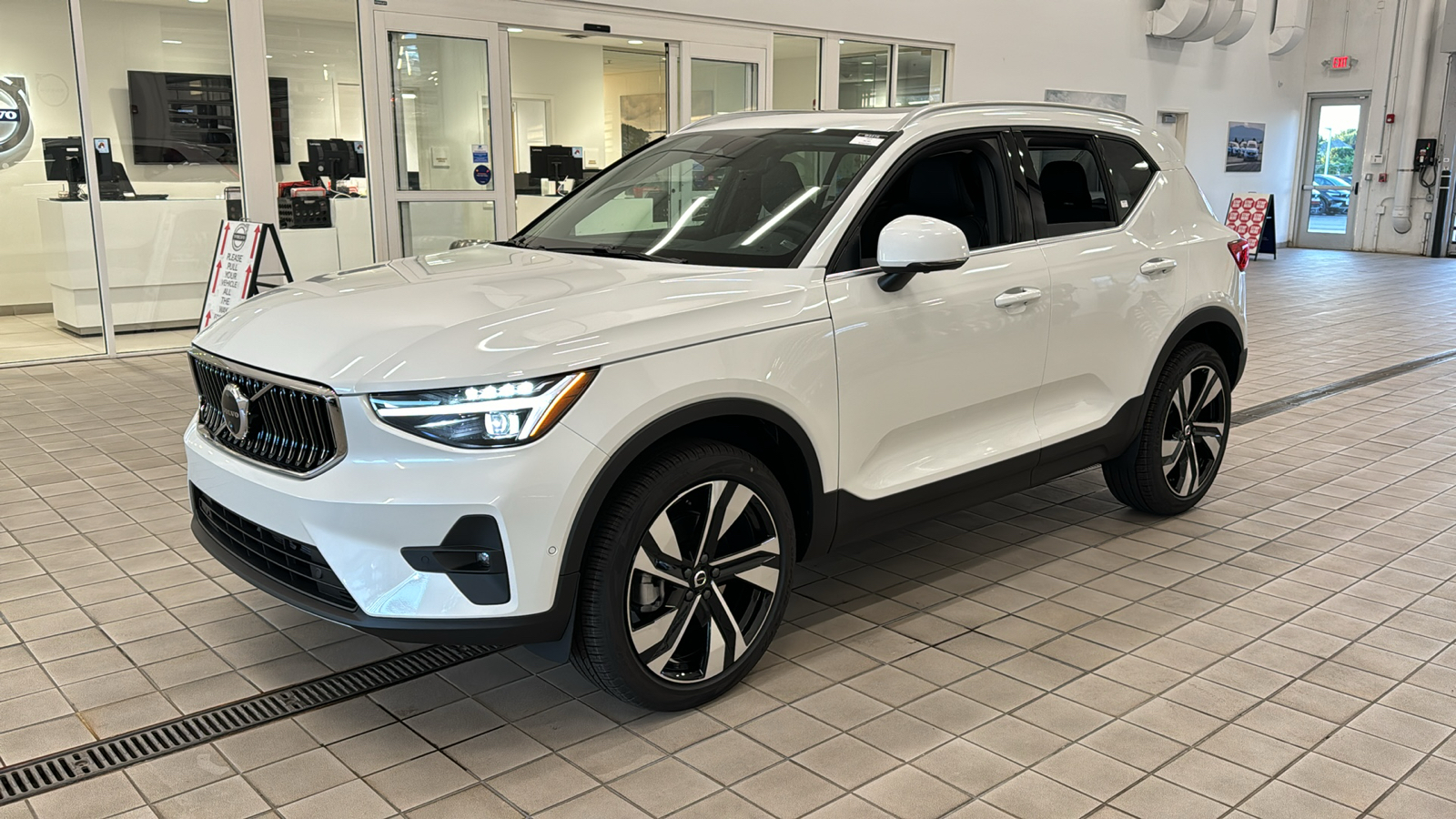 2025 Volvo XC40 Ultra Bright Theme 9