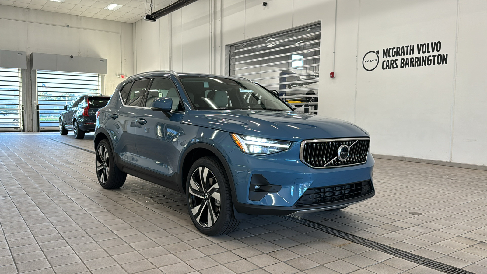 2025 Volvo XC40 Plus Bright Theme 2