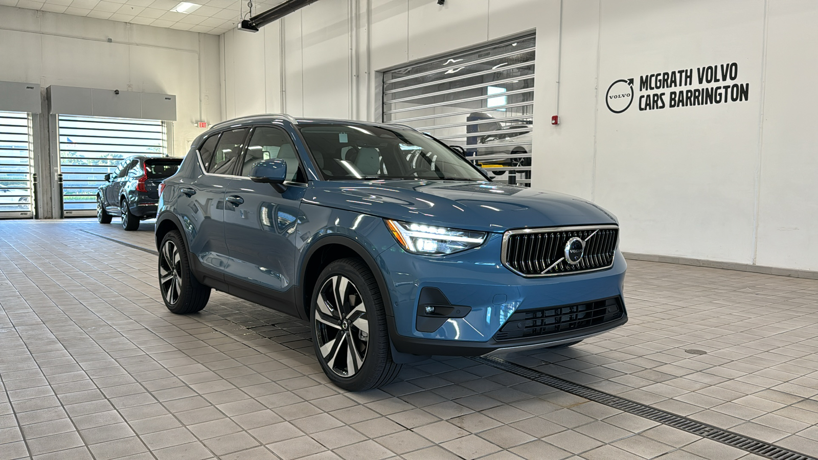 2025 Volvo XC40 Plus Bright Theme 3