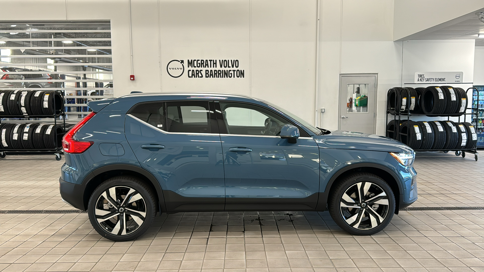 2025 Volvo XC40 Plus Bright Theme 4