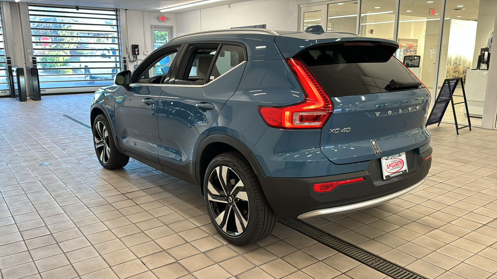 2025 Volvo XC40 Plus Bright Theme 7