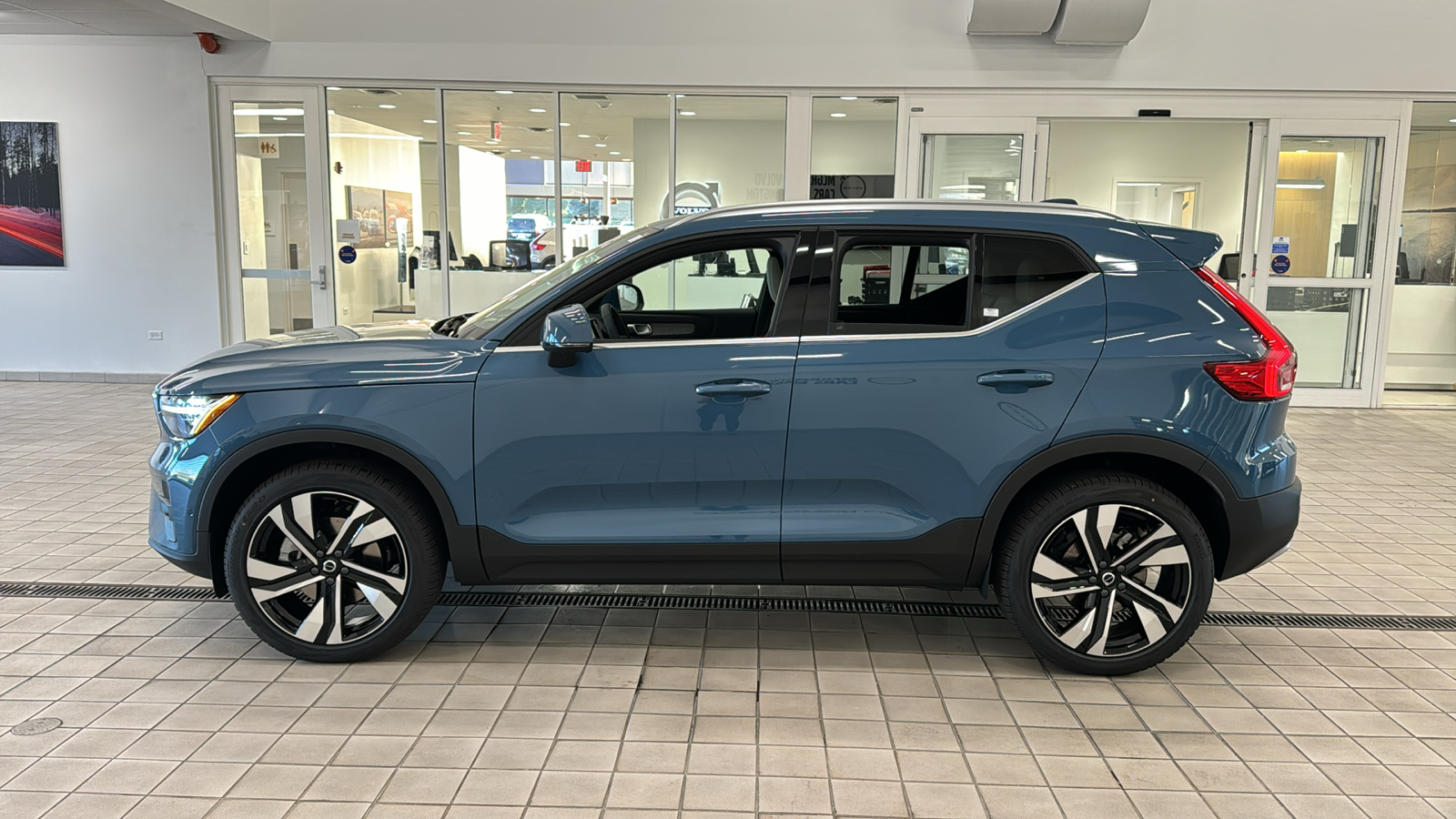 2025 Volvo XC40 Plus Bright Theme 8