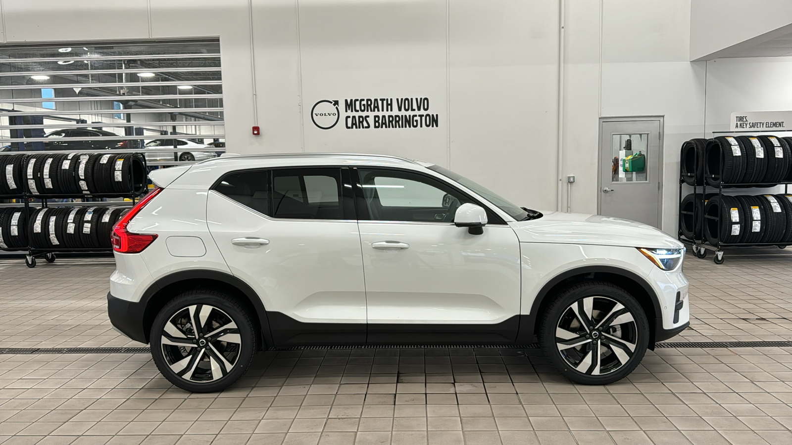 2025 Volvo XC40 Plus Bright Theme 4