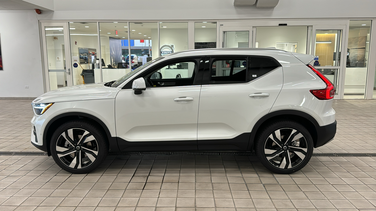 2025 Volvo XC40 Plus Bright Theme 8