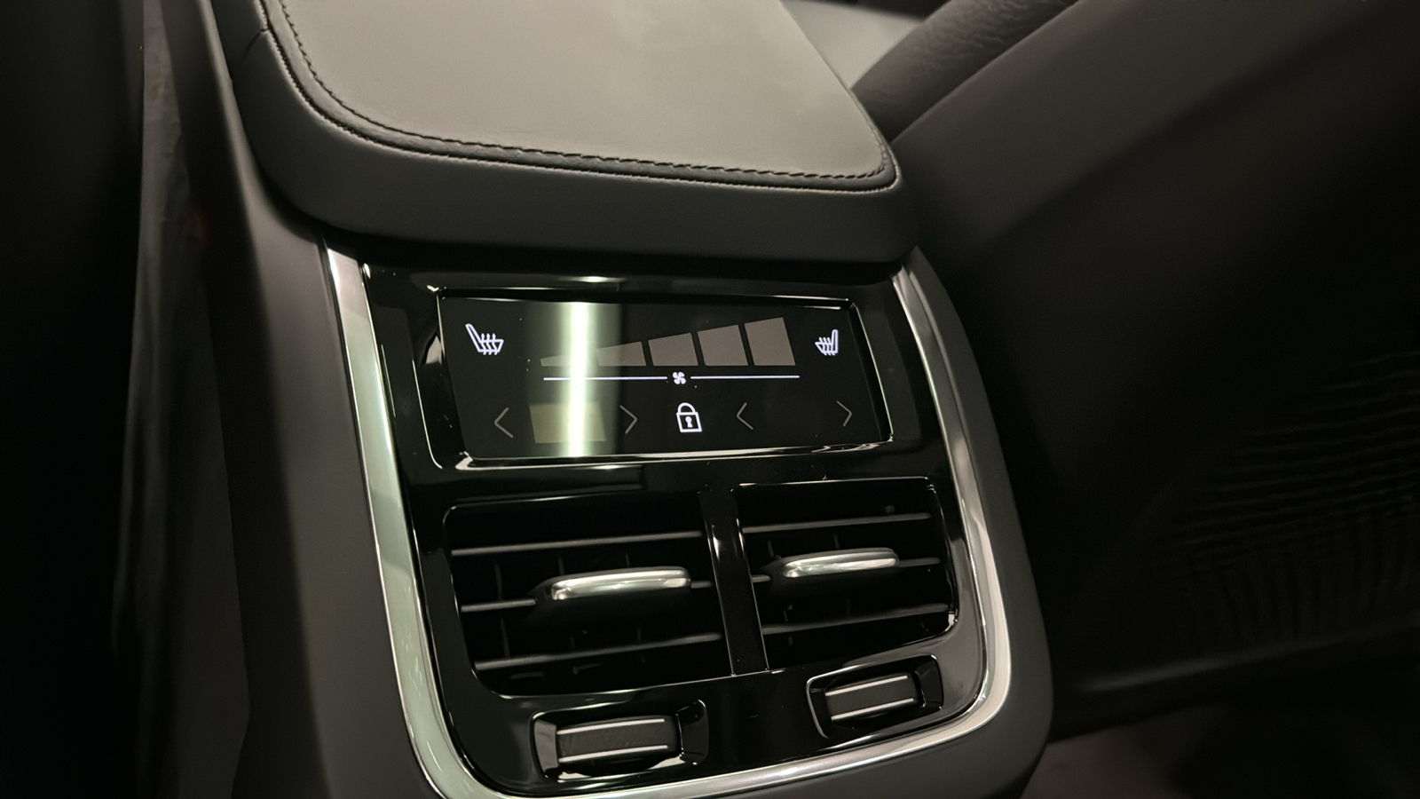 2025 Volvo XC90 Plug-In Hybrid Plus 27